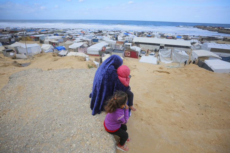 Gazze'de İsrail saldırılarından kaçarak sahile sığınan Filistinlilerin çadırlarını deniz suyu bastı